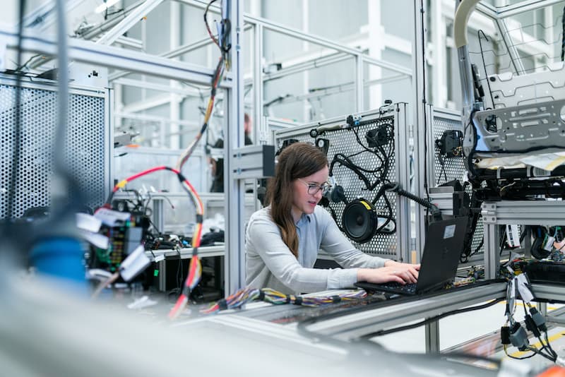 femme travaillant dans un laboratoire informatique